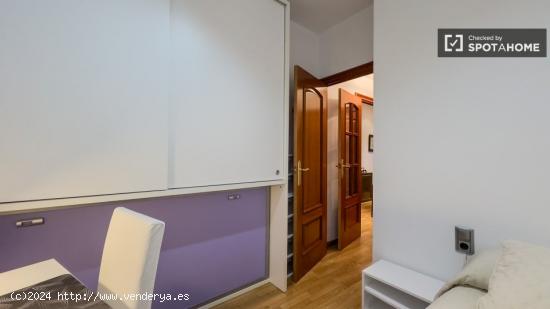 Se alquila habitación en apartamento de 3 dormitorios en Barcelona - BARCELONA