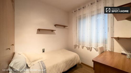 Se alquila habitación en apartamento de 3 dormitorios en Barcelona - BARCELONA