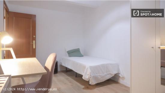 Se alquilan habitaciones en apartamento de 3 dormitorios en Villaverde, Madrid - MADRID