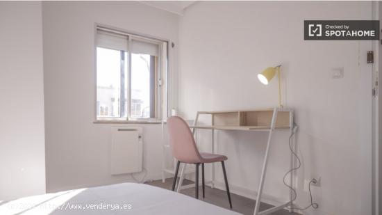 Se alquila habitación en apartamento de 3 dormitorios en Villaverde. - MADRID