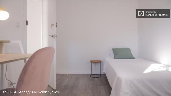 Se alquila habitación en apartamento de 3 dormitorios en Villaverde. - MADRID