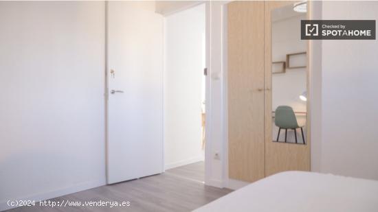 Se alquila habitación en apartamento de 3 dormitorios en Villaverde. - MADRID