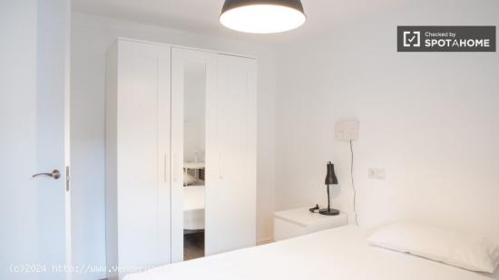 Habitaciones para alquilar en apartamento de 3 dormitorios en Carabanchel - MADRID