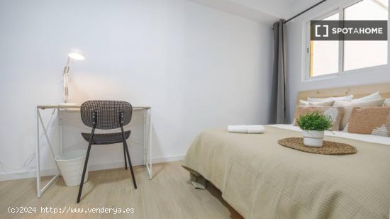 Se alquila habitación en piso de 6 habitaciones en Valencia - VALENCIA