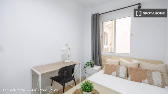 Se alquila habitación en piso de 6 habitaciones en Valencia - VALENCIA