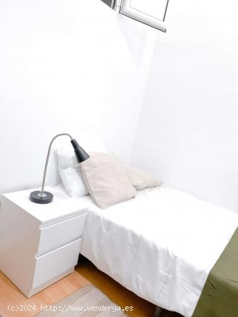  Se alquila habitación en piso compartido de 6 habitaciones en Barcelona - BARCELONA 