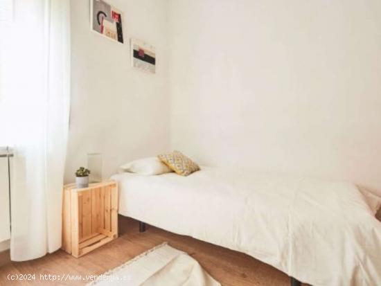  Se alquila habitación en piso de 6 habitaciones en Arganzuela - MADRID 