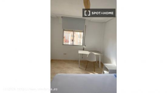 Se alquila habitación en piso de 5 habitaciones en Almería - ALMERIA