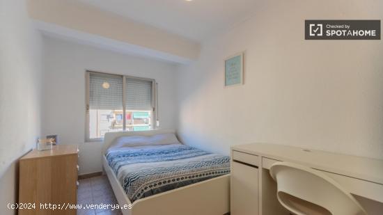 Habitaciones para alquilar en apartamento de 3 dormitorios en Valencia - VALENCIA