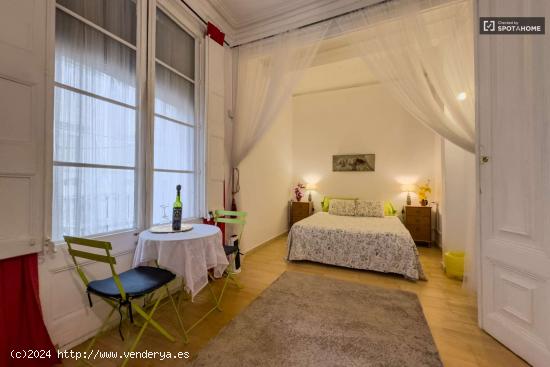  Se alquilan habitaciones en un apartamento de 5 dormitorios en Ciutat Vella - BARCELONA 