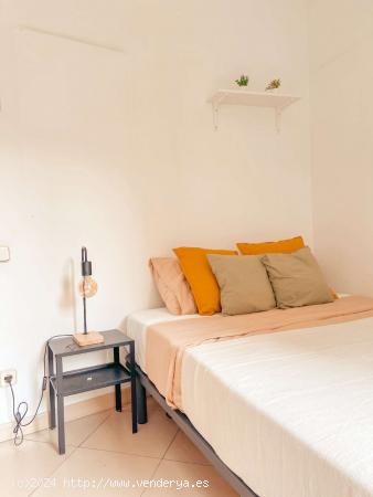  Se alquilan habitaciones en piso compartido de 6 habitaciones en Ciutat Vella, Barcelona - BARCELONA 
