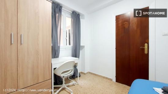 Se alquila habitación en piso de 5 dormitorios en Valencia - VALENCIA