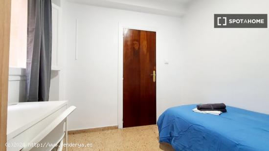 Se alquila habitación en piso de 5 dormitorios en Valencia - VALENCIA