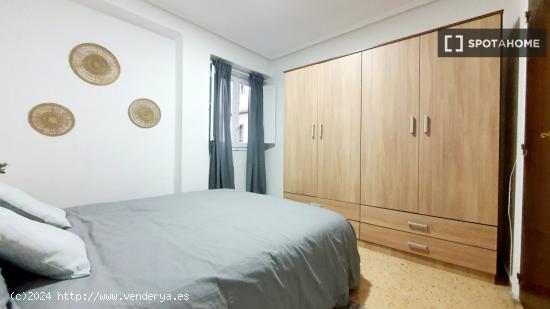 Se alquila habitación en piso de 5 dormitorios en Valencia - VALENCIA