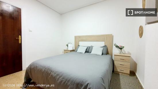 Se alquila habitación en piso de 5 dormitorios en Valencia - VALENCIA