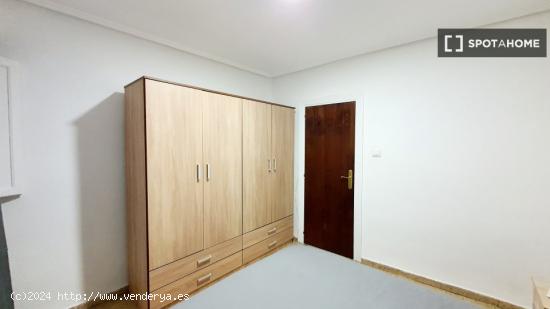 Se alquila habitación en piso de 5 dormitorios en Valencia - VALENCIA