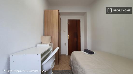 Se alquila habitación en piso de 5 dormitorios en Valencia - VALENCIA