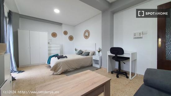 Se alquila habitación en piso de 5 dormitorios en Valencia - VALENCIA