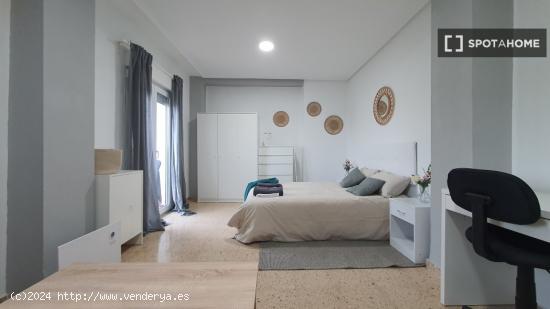 Se alquila habitación en piso de 5 dormitorios en Valencia - VALENCIA