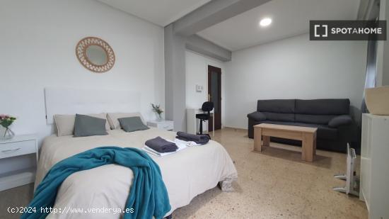 Se alquila habitación en piso de 5 dormitorios en Valencia - VALENCIA