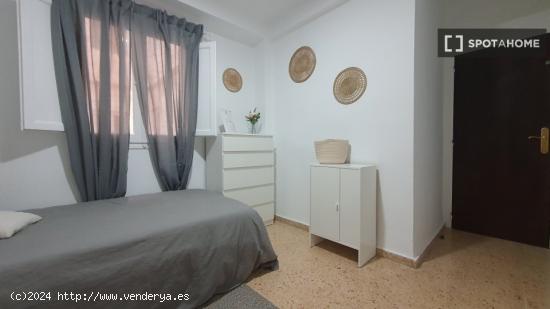 Se alquila habitación en piso de 5 dormitorios en Valencia - VALENCIA