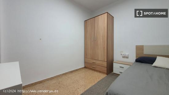 Se alquila habitación en piso de 5 dormitorios en Valencia - VALENCIA