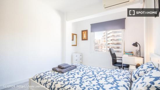 Se alquila habitación en apartamento de 3 dormitorios en La Saïdia, Valencia - VALENCIA