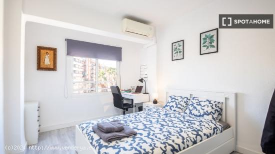 Se alquila habitación en apartamento de 3 dormitorios en La Saïdia, Valencia - VALENCIA