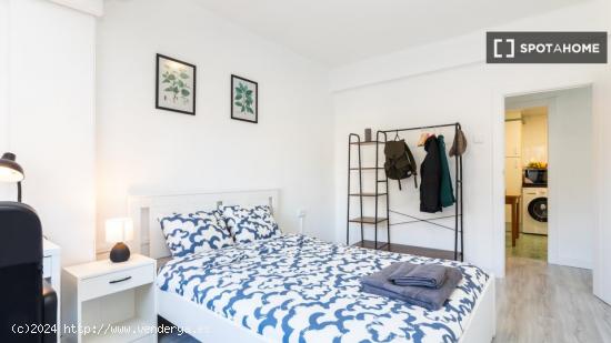 Se alquila habitación en apartamento de 3 dormitorios en La Saïdia, Valencia - VALENCIA