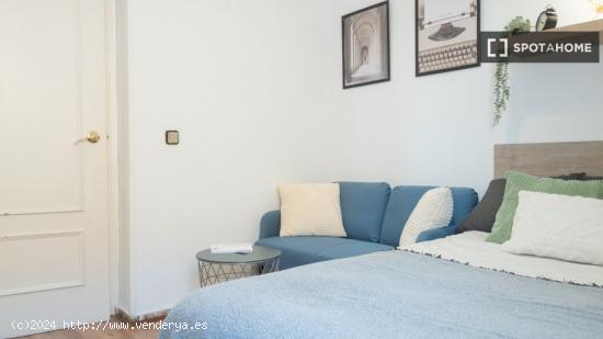 Habitación moderna en apartamento de 4 dormitorios en Chamberí, Madrid - MADRID