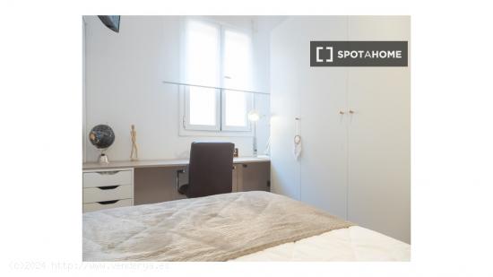 Habitación enorme con escritorio en el apartamento compartido, Chamberi - MADRID