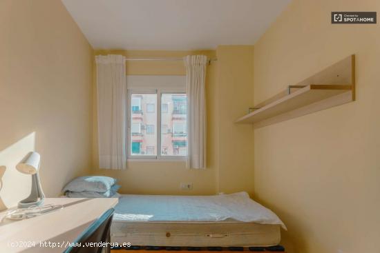  Se alquila habitación en piso compartido de 3 habitaciones en Valencia - VALENCIA 