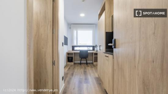 Se alquila habitación en residencia en Madrid - MADRID