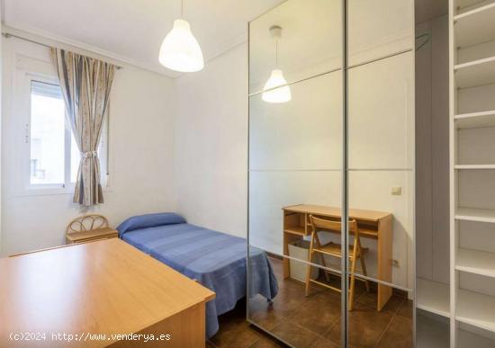  Alquiler de habitaciones en piso de 4 dormitorios en El Plantinar - SEVILLA 