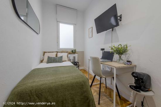  Se alquila habitación en piso compartido en Madrid - MADRID 