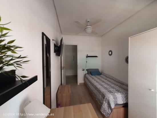  Alquiler de habitaciones en apartamento de 5 habitaciones en Poblados Marítimos - VALENCIA 