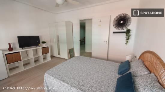 Alquiler de habitaciones en apartamento de 5 habitaciones en Poblados Marítimos - VALENCIA