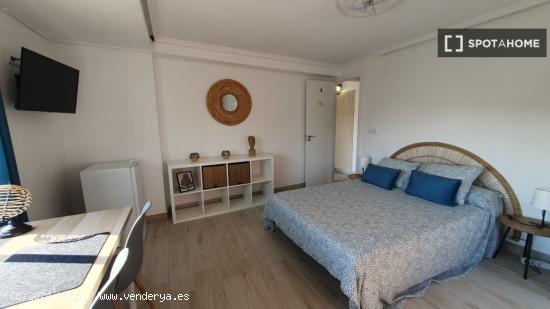 Alquiler de habitaciones en apartamento de 5 habitaciones en Poblados Marítimos - VALENCIA