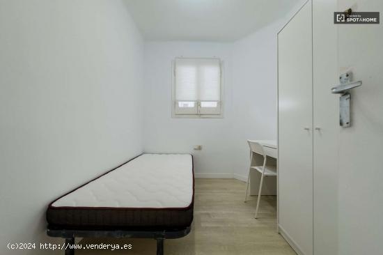  Se alquilan habitaciones en apartamento de 3 habitaciones en L'Hospitalet De Llobrega - BARCELONA 