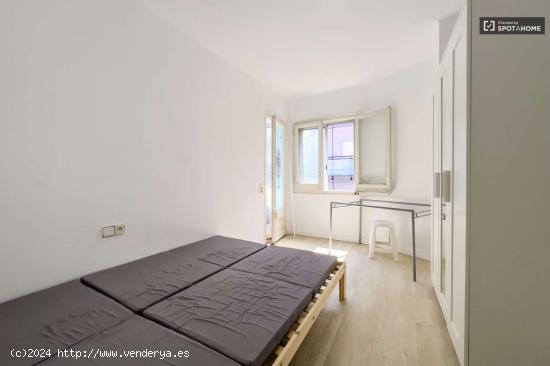  Se alquilan habitaciones en apartamento de 3 habitaciones en L'Hospitalet De Llobrega - BARCELONA 