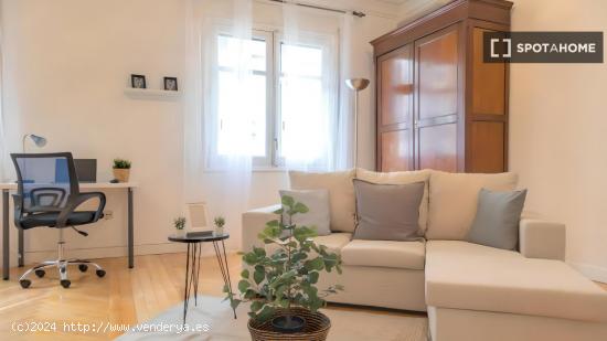 Se alquila habitación en piso de 7 habitaciones en Chamberí, Madrid - MADRID