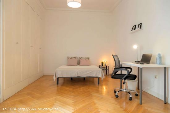  Se alquila habitación en piso de 7 habitaciones en Chamberí, Madrid - MADRID 
