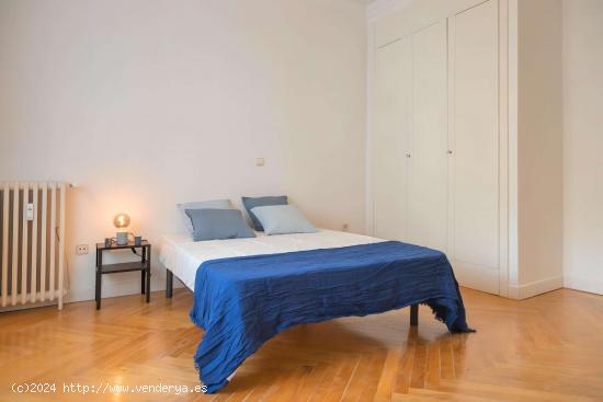  Se alquila habitación en piso de 7 habitaciones en Chamberí, Madrid - MADRID 