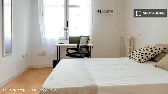 Se alquila habitación en piso de 7 habitaciones en Chamberí, Madrid - MADRID