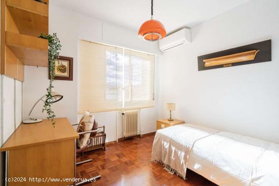  Habitación en apartamento de 4 dormitorios en Madrid - MADRID 
