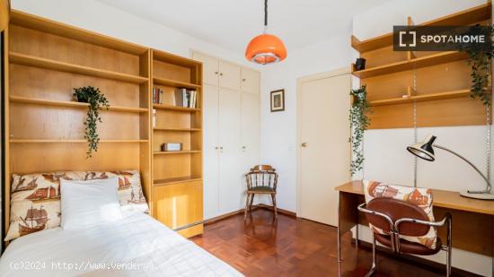 Habitación en apartamento de 4 dormitorios en Madrid - MADRID