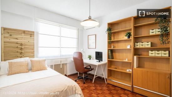 Habitación en apartamento de 4 dormitorios en Madrid - MADRID