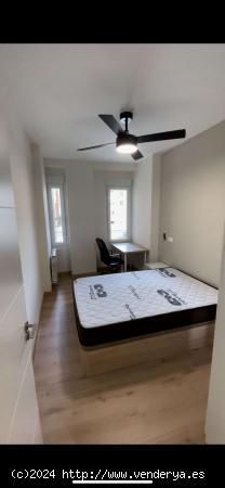  Se alquila habitación en apartamento de 12 habitaciones en Madrid - MADRID 