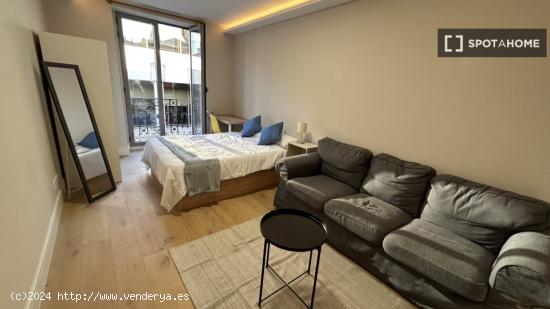 Alquiler de habitaciones en apartamento de 6 dormitorios en Centro - MADRID