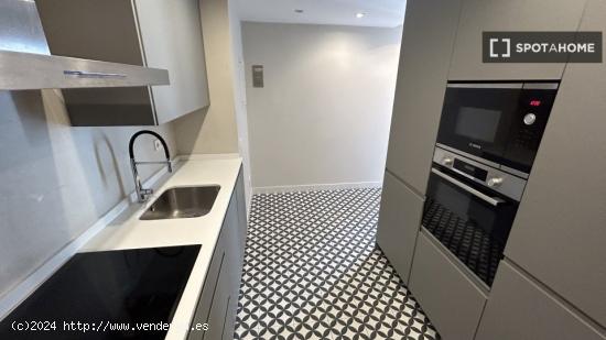 Alquiler de habitaciones en apartamento de 6 dormitorios en Centro - MADRID